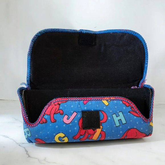 Clifford the big red dog glasses case - Picture 3 of 4